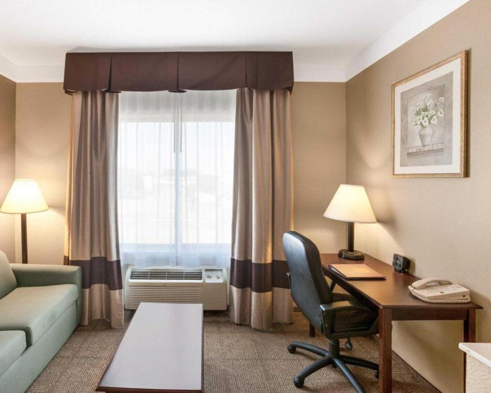 Comfort Suites Plainview Екстериор снимка
